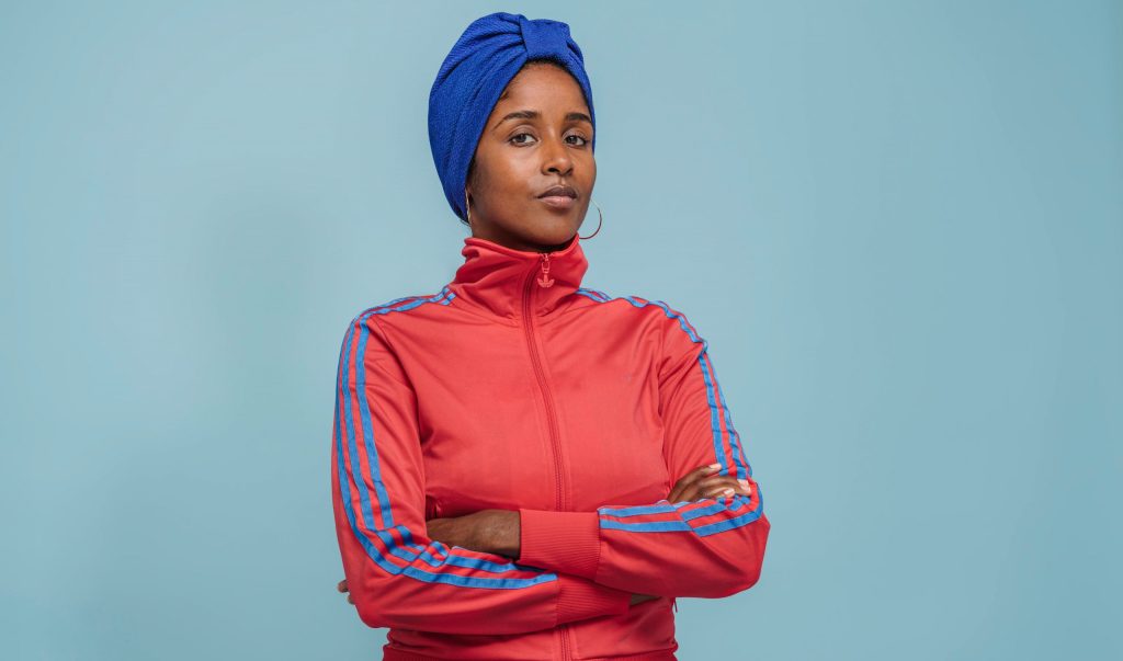 Hijab Talk | Remettre les pendules à l’heure avec Idil Kalif, sociologue et accompagnatrice hors milieu scolaire